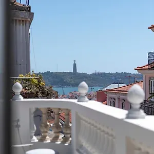 https://montecarmo12.hotels-lisbon-portugal.com