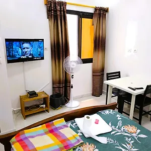 https://chambre-privee-avec-douche-interne-salon-cuisine-wifi-netflix.hotelsdakar.com