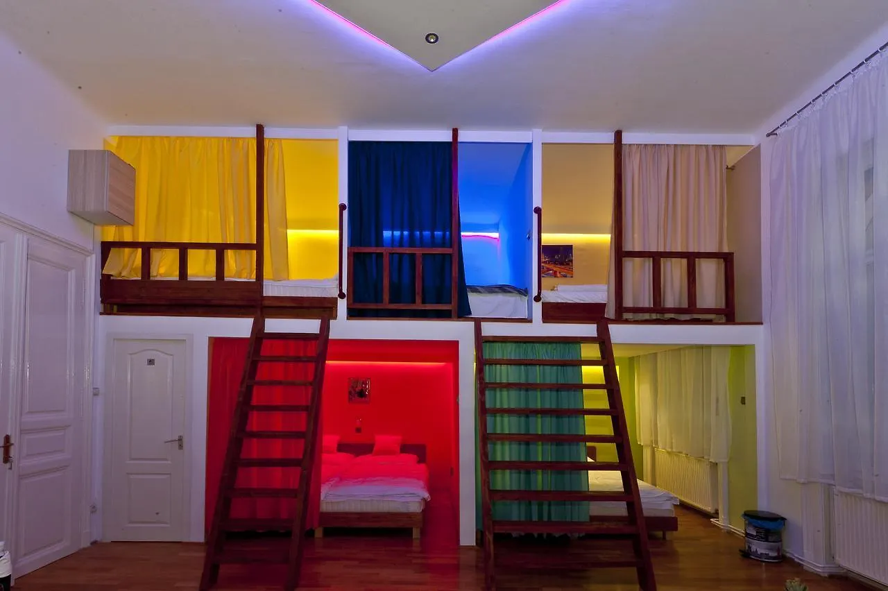 Metropolis Hostel Budapest 4*,